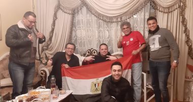 تشجيع المنتخب يجمع المصريين بالخارج.. كيانات مصرية بأوروبا تتابع المباريات بأعلام وتيشرتات المنتخب.. بيت العائلة بألمانيا يستقبل أبناء الجالية أثناء المباريات.. وجالية لندن تحجز قاعة لمتابعة مباراة الكاميرون 