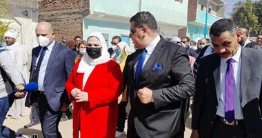 حياة كريمة.. وزيرة التضامن تسلم 40 منزلا للمتضررين من السيول فى أسوان.. "القباج" تسلم 30 مركبا للصيد لتوفير فرص عمل لأهالى قرية المنصورية.. وتؤكد: الوزراء يعملون بدماغ على المكتب وقدم على الأرض.. فيديو