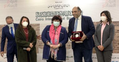 مؤسسة فاروق حسنى تهنئ وائل السمرى بجائزة معرض الكتاب: مسرحية "كما لا ترون" رائعة 