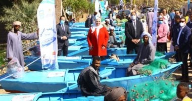 بعد إعادة إعمار 40 منزلًا بقرية المنصورية فى دراو بأسوان.. تجهيز المنازل وتشطيبها وفرشها.. وزيرة التضامن تسلم الصيادين 30 مركبا.. وتؤكد: مصر كلها تسعد بالنوبة وأهلها .. وأسوان معرض تراثى جميل.. صور