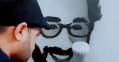 أحمد يبدع فى رسم الجدران بـ""مسدس الرش" يحول البيت لقطعة من "3D"