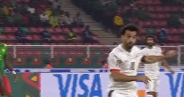 محمد صلاح يهدد مرمى الكاميرون بتسديدة صاروخية "فيديو"