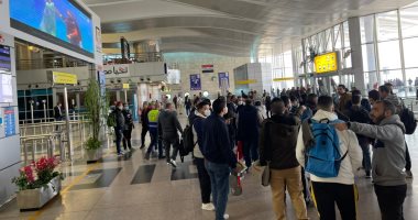 تجمع الجماهير بمطار القاهرة استعدادا للسفر للكاميرون لمساندة المنتخب.. صور