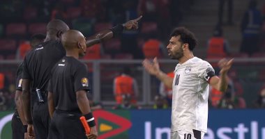 مصر والكاميرون.. محمد صلاح يعترض على بكارى جاساما وهذا رد فعل الحكم "صور"