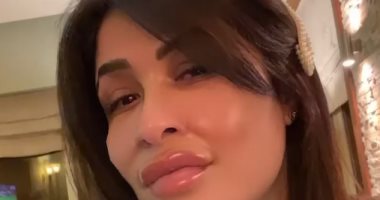 بفلتر غريب.. ياسمين عبد العزيز تظهر لجمهورها خلال الاحتفال بالفوز على الكاميرون