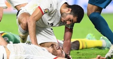 محمد عبد المنعم مشيدا بـ"الونش" بعد استكماله مباراة الكاميرون مصابا: بطل والله