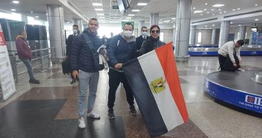 مطار القاهرة يستقبل طائرة مشجعى المنتخب العائدين من الكاميرون.. صور