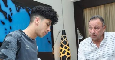 رئيس الأهلى يزور عمار حمدى فى غرفته بأبو ظبى لدعمه بعد جراحة الصليبى