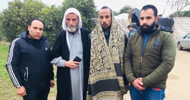 "لجار الجُنُب.. تفاصيل جريمة قتل هزت الإسماعيلية.. جار يقتل جاره بسبب قطع الطريق بقش الأرز وبقايا الأشجار.. أنهى حياته بالرصاص بعد خروجه من صلاة الجمعة وشرع فى قتل شقيقه.. أجهزة الأمن تضبط المتهمين.. فيديو وصور