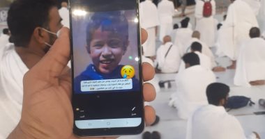 قارئ يؤدى العمرة بنية نجاة الطفل ريان ويرسل صورة من أمام الكعبة