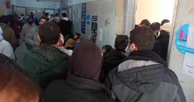 إقبال الجماهير المسافرين لتشجيع مصر على الوحدات الصحية لعمل المسحة.. صور