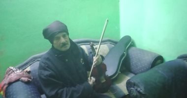 40 سنة كمانجا.. عم حسن يعزف على آلة عمرها 200 سنة.. العازف يحكى رحلة الكفاح: عملت مع محمد الحلو والدشناوى.. الشيخ ياسين التهامى أكثر من شجعنى فأبدعت معه.. ولم أعلم أولادى الكمان لهذا السبب.. فيديو وصور