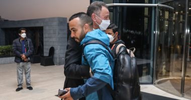 الخطيب يؤازر لاعبي الأهلى قبل التحرك لملعب مباراة مونتيري.. صور