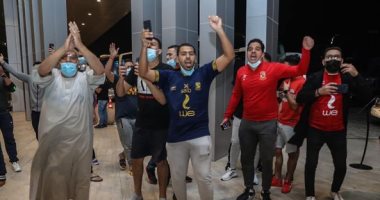 جماهير الأهلي تستقبل اللاعبين أمام فندق الإقامة بعد الفوز على مونتيري.. صور