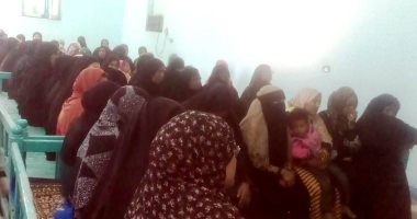 "القومى للمرأة" يناقش قضايا الزواج المبكر فى قرى "حياة كريمة" بأسوان