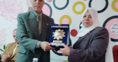تكريم معلمة السنبلاوين بعد محاولة الاعتداء عليها من الأهالي لرفضها الغش.. صور
