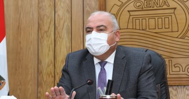 محافظ قنا يلتقى الفائزين بمسابقة رؤساء القرى ويوصى بحسن معاملة المواطنين ..صور