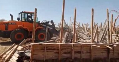 مدينة البياضية تنجح فى إزالة مبنى مخالف فى المهد وضبط 3 مخالفات بيئية.. صور 