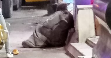 عجوز بلا مأوى بجوار سنترال صوالحه فى كفر الشيخ.. ووكيل التضامن يستجيب