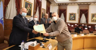 محافظ القاهرة يسلم عقود تقنين موثقة لأصحاب المصانع بمنطقة شق الثعبان