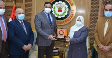 محافظ الدقهلية يكرم معلمة السنبلاوين بعد التعدى عليها من بعض أولياء الأمور