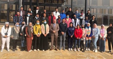 رئيس جامعة القناة يلتقى الطلاب المسافرين للكاميرون لتشجيع المنتخب الوطنى