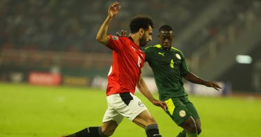 مصر تبدد هجمات السنغال في الشوط الأول السلبي.. أبو جبل يحافظ على آمال الفراعنة بالتصدي لركلة جزاء.. ماني وسار مصدر الخطورة على مرمى المنتخب.. ومحاولات مصرية على فترات بقيادة الفرعون صلاح