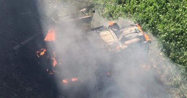 نجاة شقيقين من الموت بعد سقوط سيارتهما من أعلى الكوبرى واحتراقها بسوهاج..صور