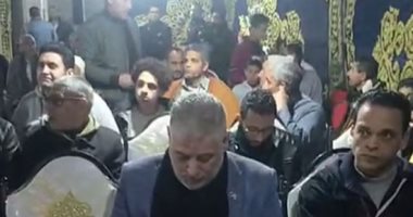 خال محمد صلاح يتوسط أهالى قرية نجريج لمشاهدة نهائي أمم إفريقيا.. فيديو