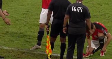 محمد صلاح يبدل حذاءه فى مباراة مصر والسنغال .. فيديو وصور