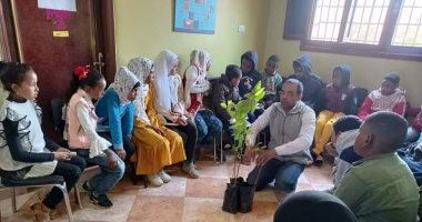 جهاز البيئة بقنا يطلق مبادرة "أنا الرائد البيئى" لزراعة أشجار مثمرة بـ5 قرى.. صور