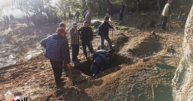 فيديو.. انهيار والدة الطفل ريان فى سيارة نقل الأموات قبل دفنه