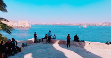 جولة سياحية فى نهر النيل والسائحون يستمتعون بطقس أسوان الدافئ.. لايف