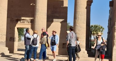 انتعاشة سياحية فى أسوان.. سائحون من مختلف دول العالم فى جولة بمعبد فيلة.. لايف