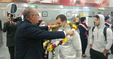 الورود فى استقبال منتخب مصر بمطار القاهرة