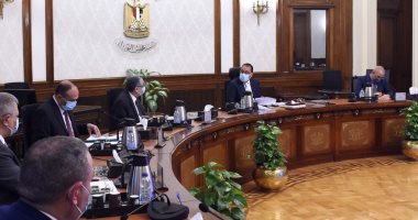 رئيس الوزراء يتابع خطوات إنشاء محطات تحلية مياه البحر