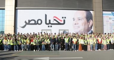وزيرة الثقافة ورئيس هيئة الكتاب فى صورة جماعية مع المتطوعين بمعرض الكتاب 2022