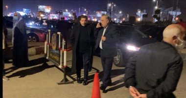 محسن جابر يتلقى واجب العزاء فى والدته.. وأشرف زكى أول الحاضرين 
