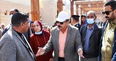 محافظ أسوان يوجه التنفيذيين برفع إشغالات السوق السياحى