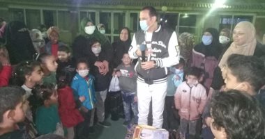طارق علام يحتفل بعيد ميلاده مع أطفال ذوى الهمم وكبار السن.. صور