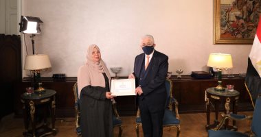 وزير التربية والتعليم يكرم مدرسة الدقهلية ويُشيد بدورها.. صور