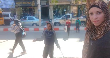 ملاك رحمة بين الناس.. فتاة قناوية تطبخ وجبات وتوزعها على عمال النظافة.. لايف