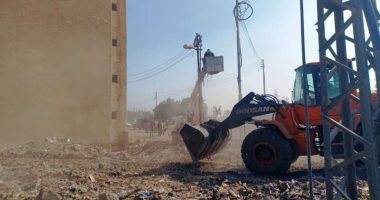 رفع ناتج تطهير الترع والمخلفات من على جانبى طريق الزقازيق / أبو حماد 