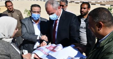 رئيس جامعة قناة السويس يضع حجر الأساس لمجمع الاختبارات الإلكترونية الجديد.. صور