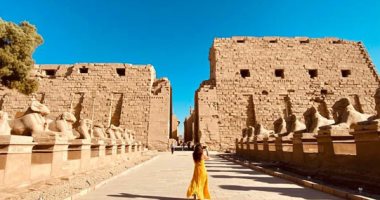 20 صورة ترصد استمتاع سياح العالم بالحضارة الفرعونية والمعابد الأثرية بالأقصر