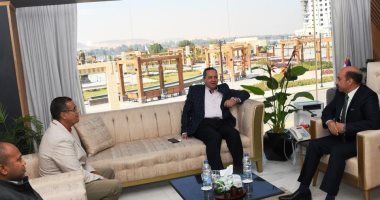 محافظ أسوان يلتقى رئيس الهيئة العامة للأبنية التعليمية