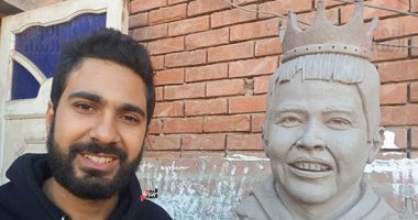 طالب بـ"فنون جميلة المنيا" يخلد ذكرى ريان.. ديفيد يجسد ملامح الطفل ضاحكًا ويضع فوق رأسه تاج البراءة.. ويؤكد: التمثال مصنوع من الطين الأسوانى واستغرق يومًا واحدًا.. ويستحق تمثالاً كبيرًا بأشهر الميادين (صور)