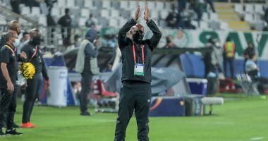 بيتسو موسيمانى يتبادل التحية مع جماهير الأهلى المتواجدة بملعب آل نهيان
