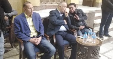 أشرف زكي وأحمد آدم وصلاح عبد الله يقدمون العزاء في جلال الشرقاوى (فيديو) 