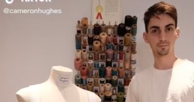 أمريكى صمم فساتين تتنفس وتطبع ورق ويحلم بالتصميم لـ ليدى جاجا.. فيديو